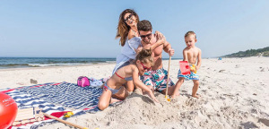 Wakacje nad morzem z obiadokolacjami. Zabawa na pięknej, piaszczystej plaży